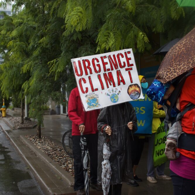 a group protesting, a poster in French reading "urgence climat"